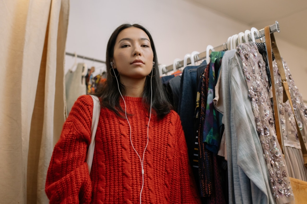 İstiklal Caddesi’nde genç kadının yaptığını gören şaştı kaldı!